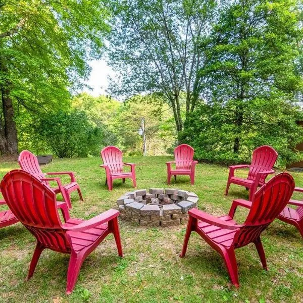 Sleeps 8! Fire Pit, Games, 15 Mins from Downtown Blue Ridge, hotel in Mineral Bluff