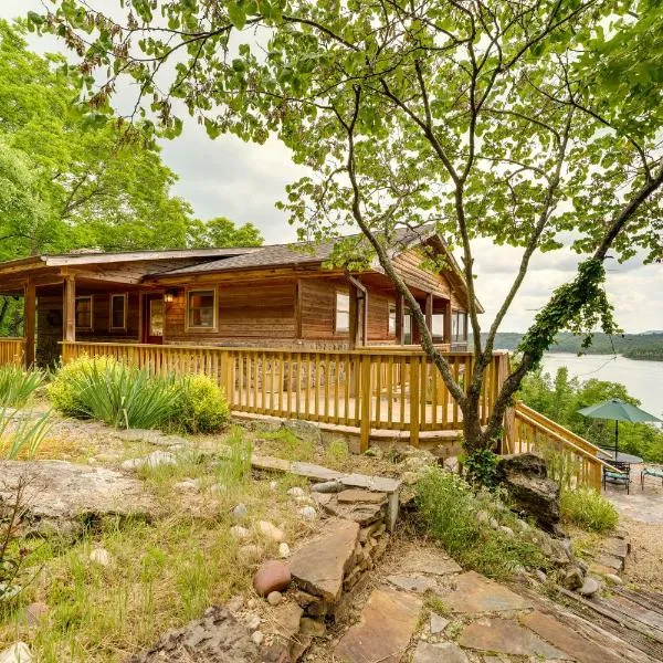 Eagle Rock Gem on Table Rock Lake with Decks and Grill, hotel di Golden
