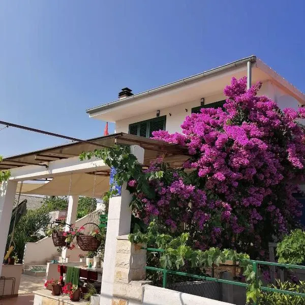 Apartman Lucija, hotel v Murteri