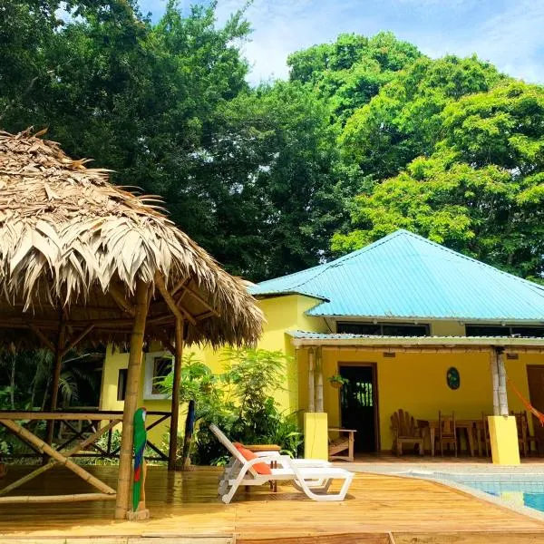 Private Villa on 2-Acres of Jungle Garden & Pool, hotell i Manzanillo