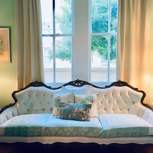 DOLLHOUSE, HUGE 6 BR, French Quarter, STREETCAR sleeps 14!, hotel v destinaci New Orleans