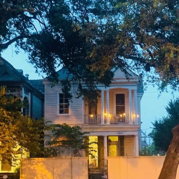 Elisabeth House , JULY 4th Special, DOLLHOUSE, 6 BR Streetcar sleeps 14!, hotel v destinaci New Orleans