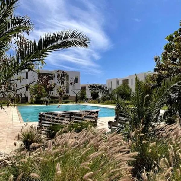 Luxurious Golf & Sea View Beach Apartment with Pool Access - Tamourrit, Taghazout Bay、タガズートのホテル