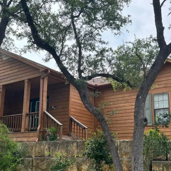 The Den - Family friendly, Close to Fiesta Texas, SeaWorld, Riverwalk and more, hotel in Dominion
