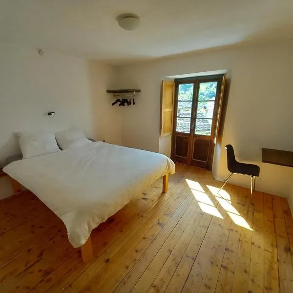 Room in Apartment - Casa Coerente Cavergno Single room 2, hotel v destinaci Cevio
