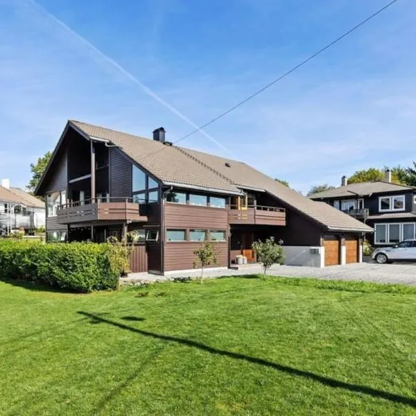 Exclusive Family Villa in Haugesund - Lovely Ocean View, 5 Bedroom, Free parking, hotel in Haugesund