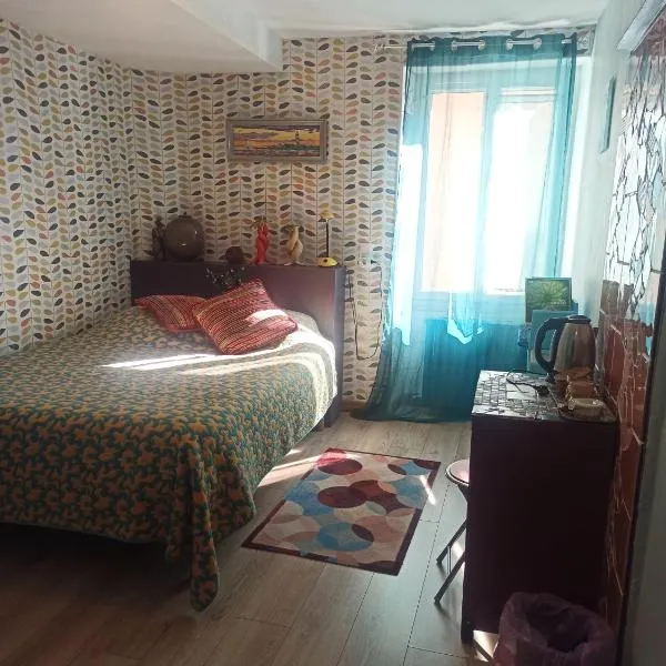Chambre dans maison mosaïquée, hôtel à Saint-Marcel
