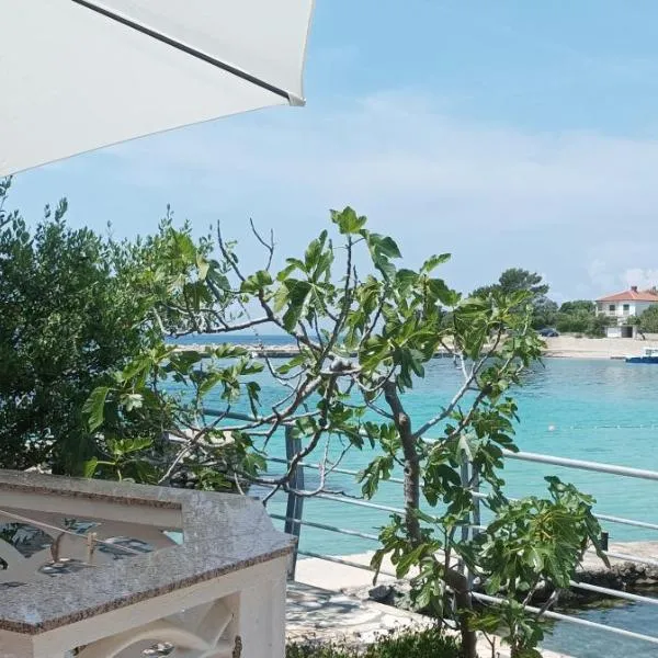 Beachfront House Ugor, ξενοδοχείο σε Lun