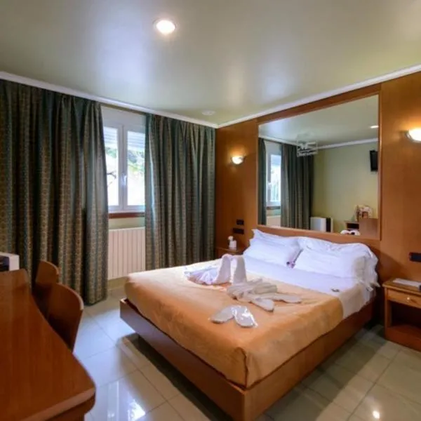 Motel Cancun Barbadas-Ourense, hotel v destinaci Os Fornos