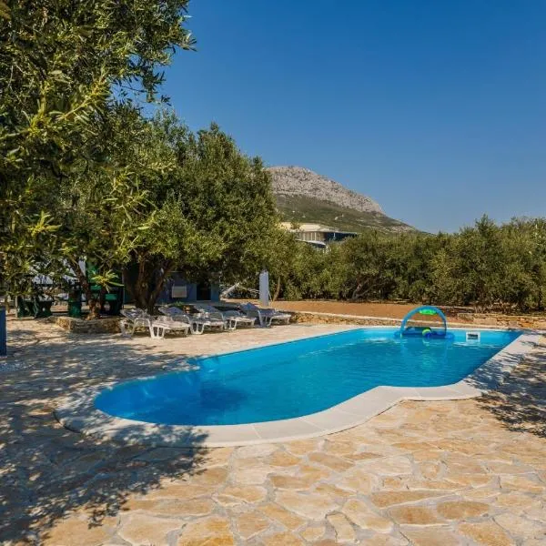 Luxury villa complex Pendolino, with heated pool and jacuzzi, hotel v destinaci Kaštel Sućurac