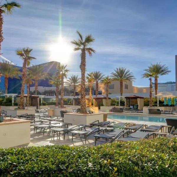 MGM Signature-11-803 F1 Track & Strip View Studio, hotel in Las Vegas
