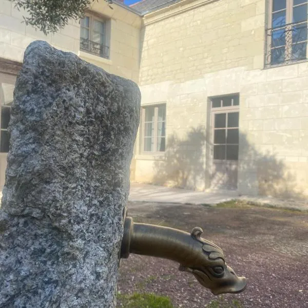 Logis huit clos calme et romantique proche Saumur, hotel em Le Coudray-Macouard