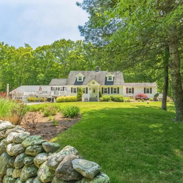 Cozy Bungalow Just Minutes from Mystic, Westerly Beaches, Boating and Casinos! bungalow, hotel in Groton