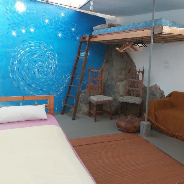 Twin room in the greenhouse close to mountains and surf paradise, хотел в Tejina