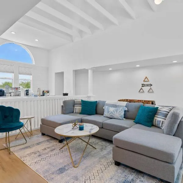 Stylish Phoenix Townhome - Foosball Table, Laundry, Parking!, hotel v destinaci Phoenix