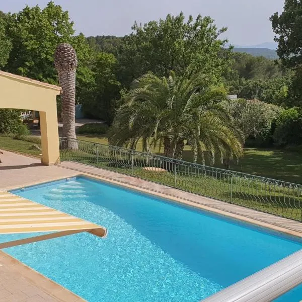La Villa Émeraude, hotel v destinaci Flayosc