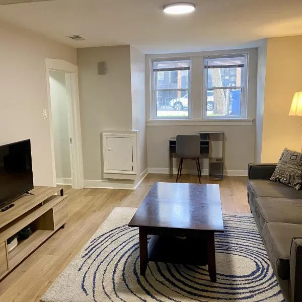 Lincoln Park Apartment with Backyard!, hotel u gradu Čikago