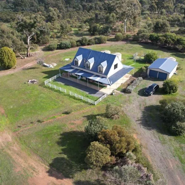 Morningside farm house with Mountian views..., hotel en Dadswells Bridge