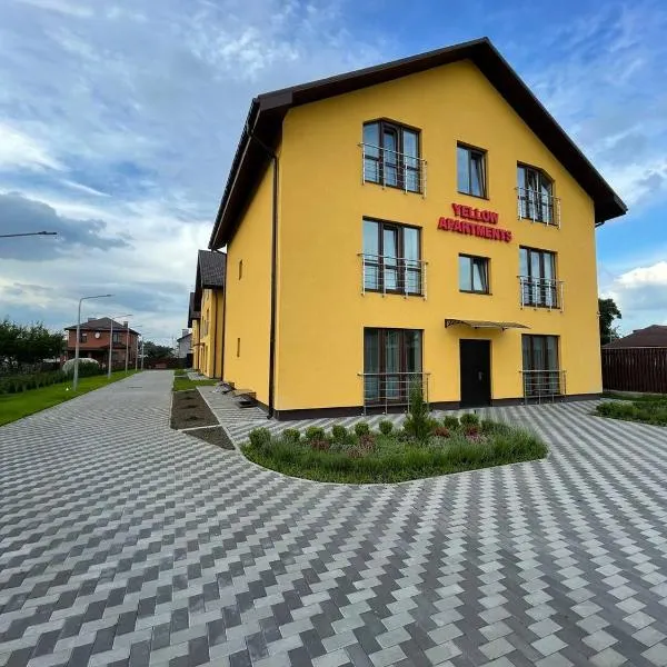 Yellow apartments, hotel in Boryspilʼ