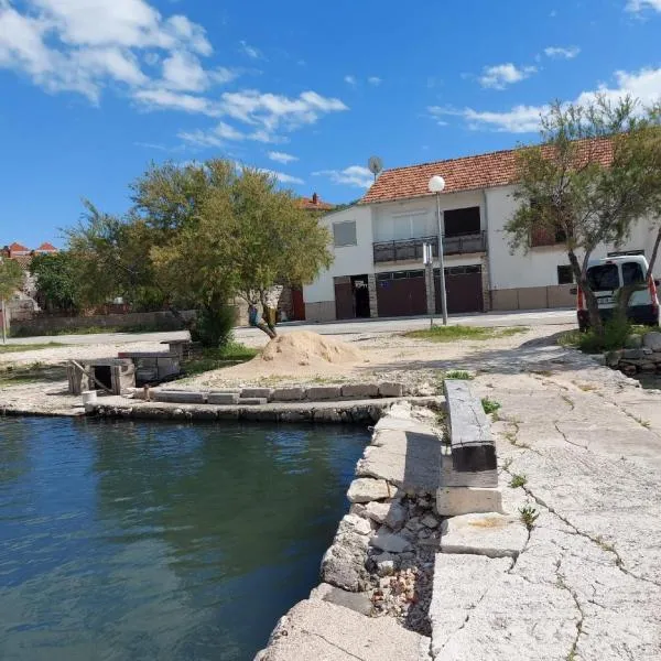 Apartman Luka, hotel v destinaci Jadrtovac