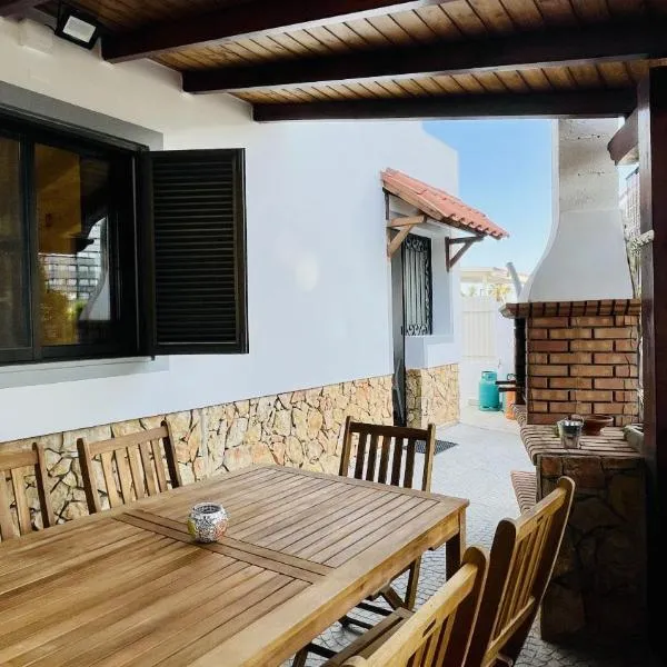 Neridas Villa - Near the beach - 10 Pax - Quarteira, hotel in Quarteira