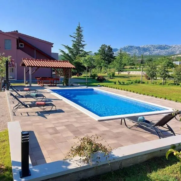 VILLA DOLA near Split - private pool, orchard, peace, hôtel à Dicmo