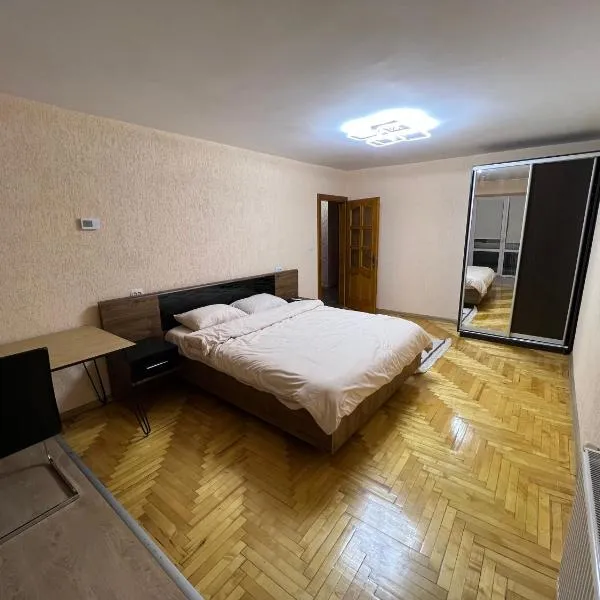 Квартира трикімнатна, hotel v destinaci Běrehovo