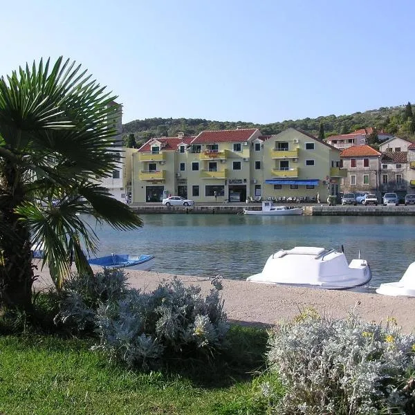 Apartments Luna, hotel Tisnóban