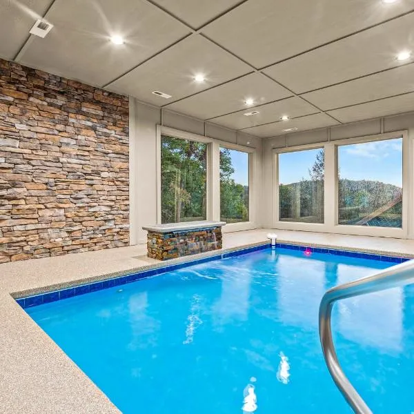 Overlook Swim Lodge - Indoor Heated Pool, 3 Decks, Hot Tub, Theatre, Game Room - Minutes to PF & Dollywood, hotel in Sevierville