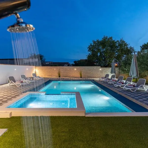 Apartment Miruna s bazenom i jakuzijem, hotel in Donje Raštane