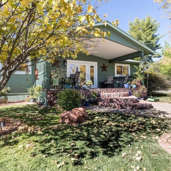 Kapila Gardens Family Retreat w/ private pool, hotel v destinaci Cottonwood