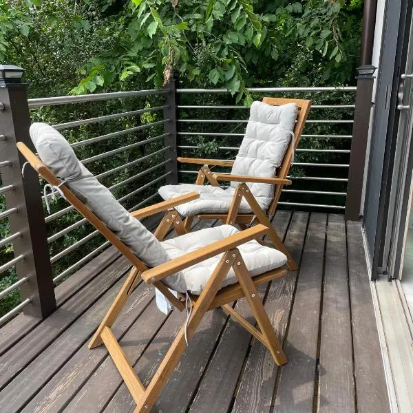 One bedroom with modern kitchen, balcony with water view, hotel in Greenwich