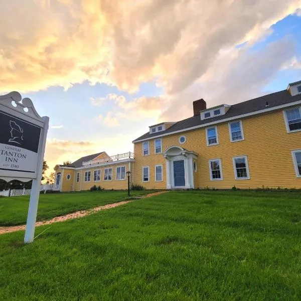 The General Stanton Inn, hotel di Charlestown