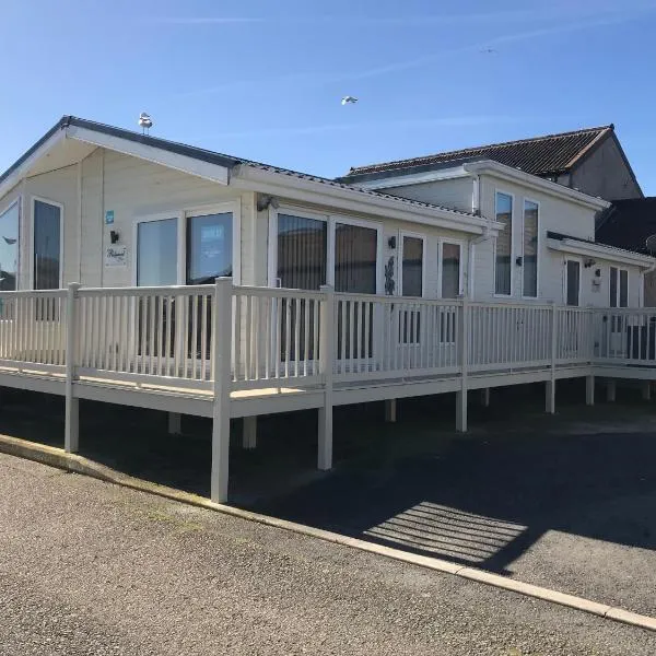 Hot Tub Accommodation North Wales Lodge, Hotel in Rhyl