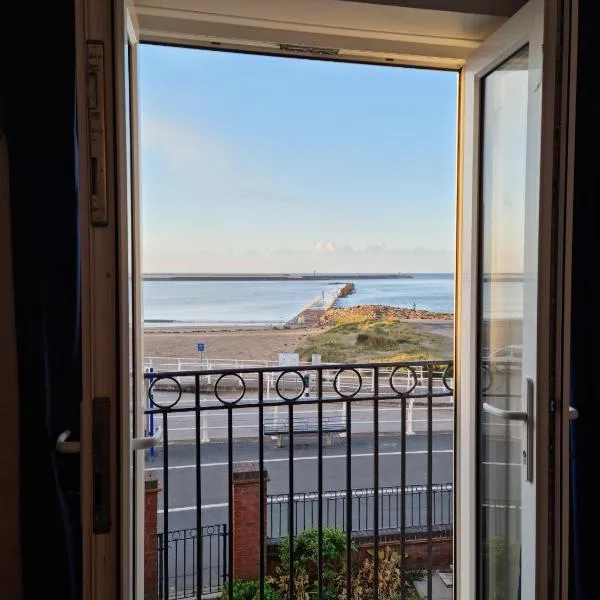 Beach View Couples Retreat Aberavon Beach Direct Seafront panoramic Sea Views large driveway parking, Hotel in Port Talbot