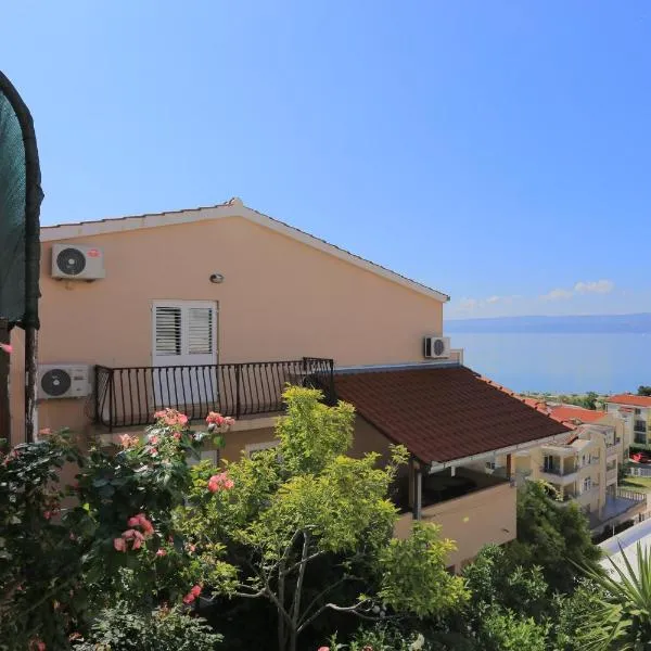 Apartments with parking space Duce, Omis - 20858, hotell i Omiš