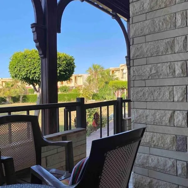 50% Off. 2BR , 2BR Ground floor with pool view, private beach access, security 24/7 شاليه ٢ غرفه ، ٢ حمام ف الدور الارضي قدام جنينه و حمام السباحه مباشره ، شاطيء خاص بالقرية و أمن ٢٤ ساعه و مسجد خاص, hotel a Dawwār Muḩammad Abū Shanab