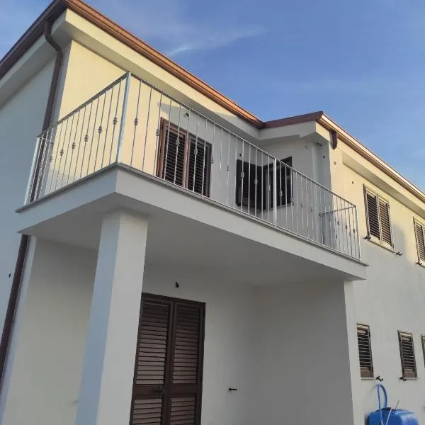 Appartement F2 meublé, hotel in Loculi