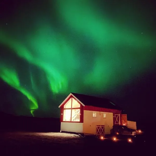 Unique Barnhouse in Amazing Gimsøy in Lofoten, hotel in Saupstad