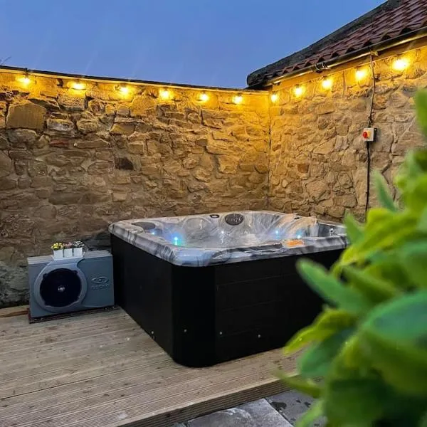 The Old Moat Barn - With Private Hot Tub, hotel Stockton-on-Teesben