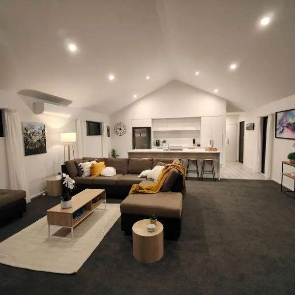 Beautiful home near everything!, hotel v Christchurchu