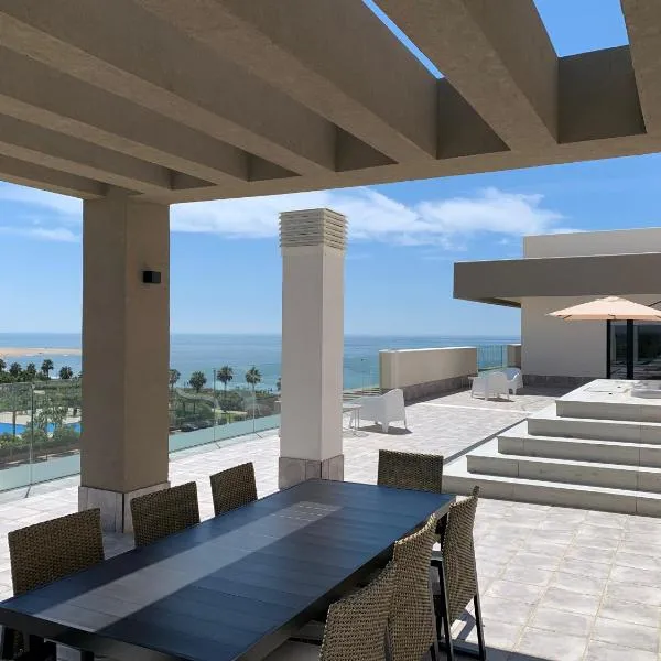 Penthouse with wide terrace next to the ocean, hotel in Huelva