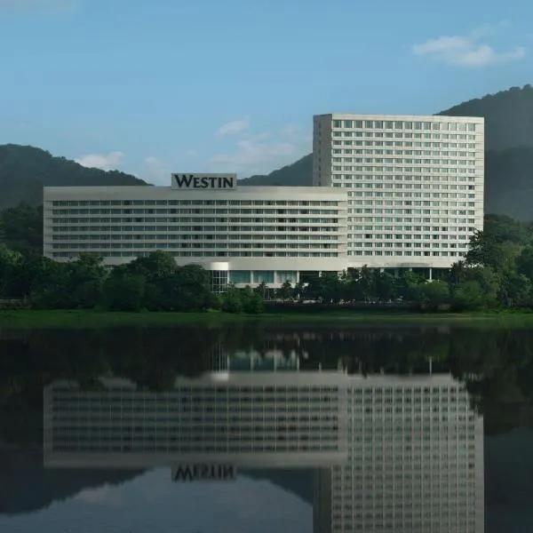 The Westin Mumbai Powai Lake, готель у місті Мумьаї