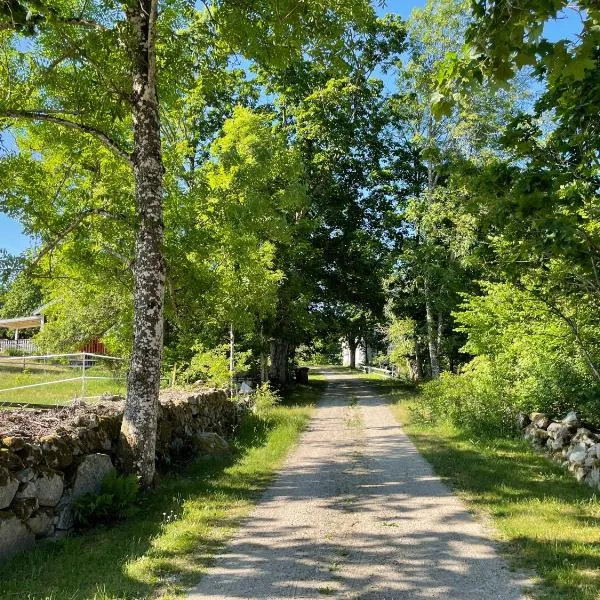 Cottage with beautiful nature, open landscape, forest and lakes I X I Stuga med fin natur, öppna landskap, skog och sjöar, hotel en Ryd