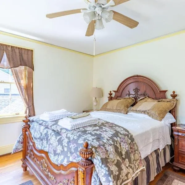 Home Sweet Home, Suite #2, near Liberty University, and Lynchburg Hospital, Deluxe Queen Size Bedroom, hotel v destinaci Lynchburg