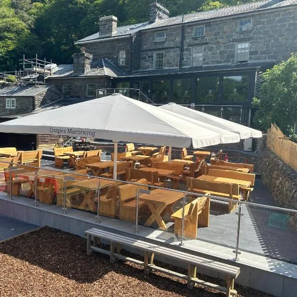 Grapes Hotel, Bar & Restaurant Snowdonia Nr Zip World、ブライナイ・フェスティニオグのホテル