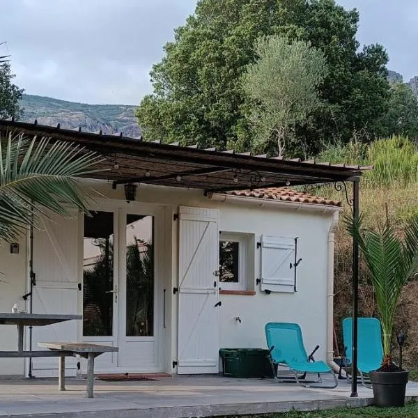 Charmante maisonnette situé au calme proche d'Ajaccio., hotel in Afa