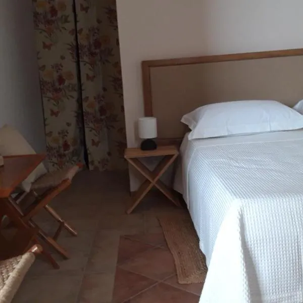 Cottage La Roccia, hotel in Merine