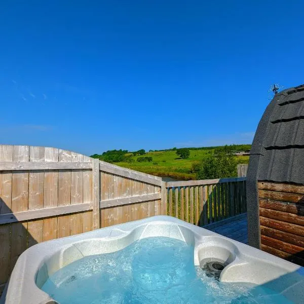 Pond View Pod 2 with Private Hot Tub - Fife - Loch Leven - Lomond Hills, Hotel in Kelty