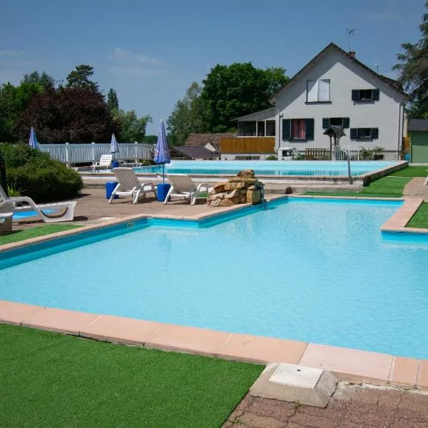 Camping des Bains, hotel in Moulins-Engilbert